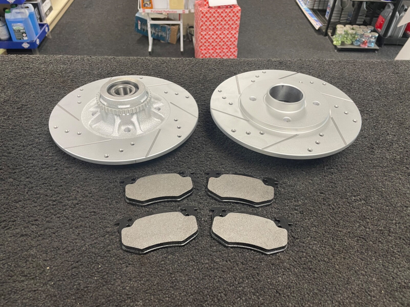 RENAULT CLIO SPORT 172 BRAKE DISC CROSSDRILLED GROOVED BRAKE PAD REAR MINTEX