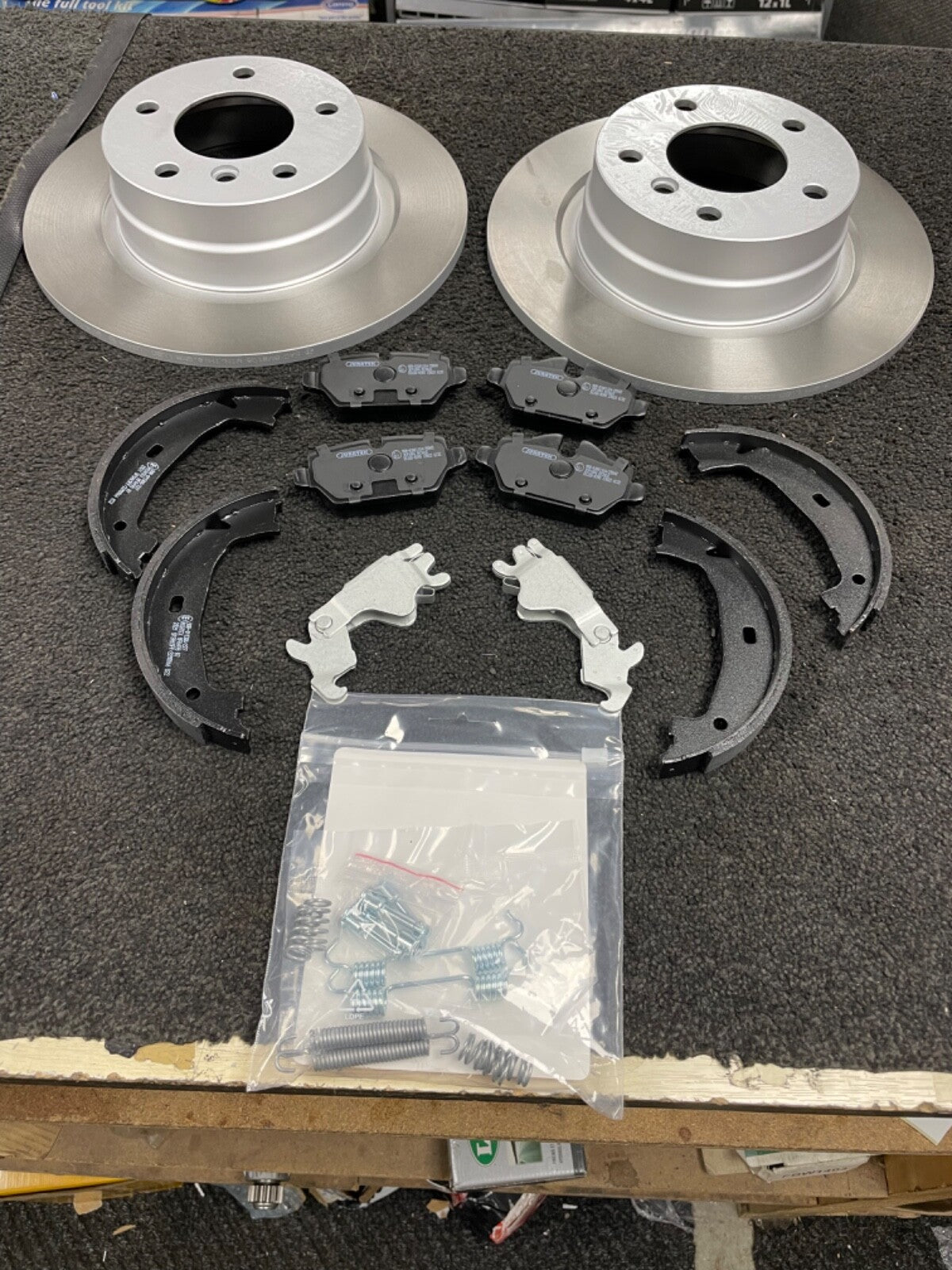 FOR BMW E81 E87 E90 REAR BRAKE DISCS PADS SHOES FITTING KIT AND ADJUSTERS