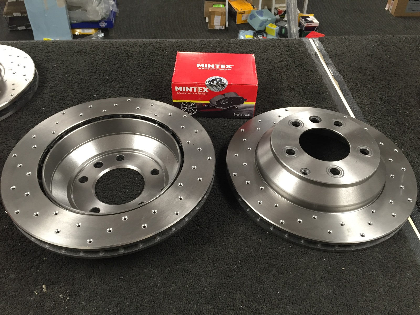 PORSCHE CAYENNE Q7 TOUAREG BRAKE DISC PERFORMANCE CROSS DRILLED BRAKE PADS REAR 