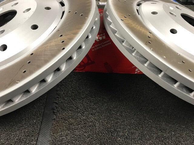 FOR AUDI R8 CROSS DRILLED 2 PIECE BRAKE DISC APEC BRAKE PAD FRONT REAR 365/356mm