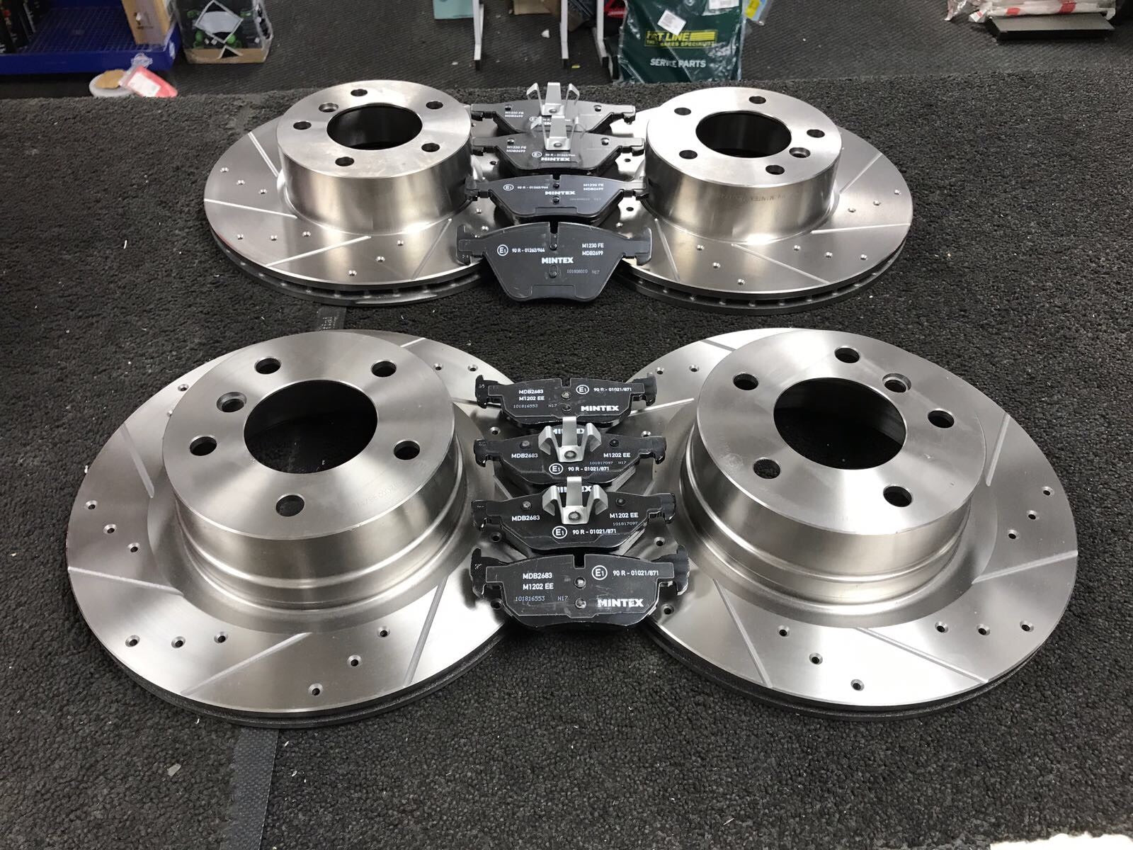 BMW 125i MSPORT E88 DISC CROSS DRILLED GROOVED MINTEX BRAKE DISC PADS NO SENSORS
