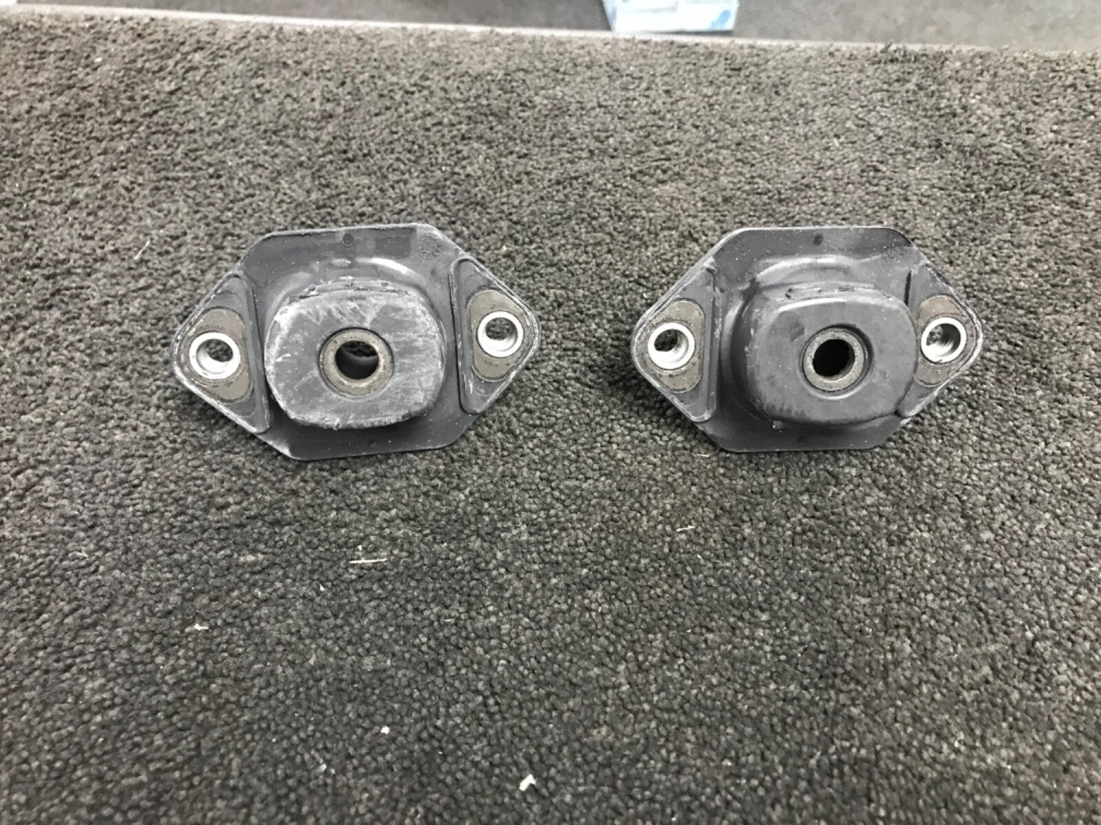 BMW 3 SER E90 E91 318 320D 323 325 328 330Ci 330D REAR STRUT TOP MOUNTING PAIR