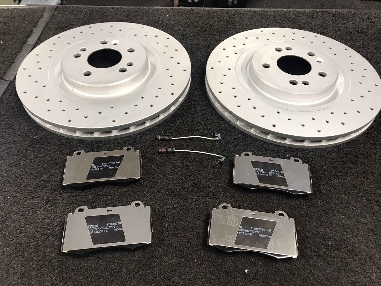 MERCEDES M CLASS ML320 350 ML500 W163 FRONT DISC CROSS DRILLED MINTEX BRAKE PADS