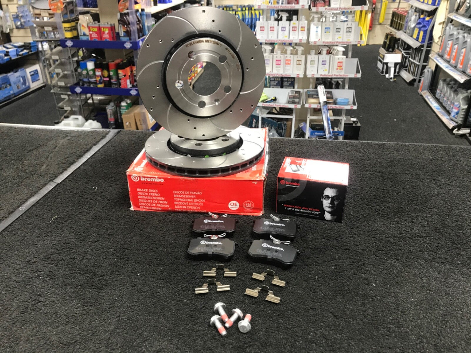 AUDI A3 8L BREMBO DRILLED GROOVED BRAKE DISCS AND PADS REAR SET 