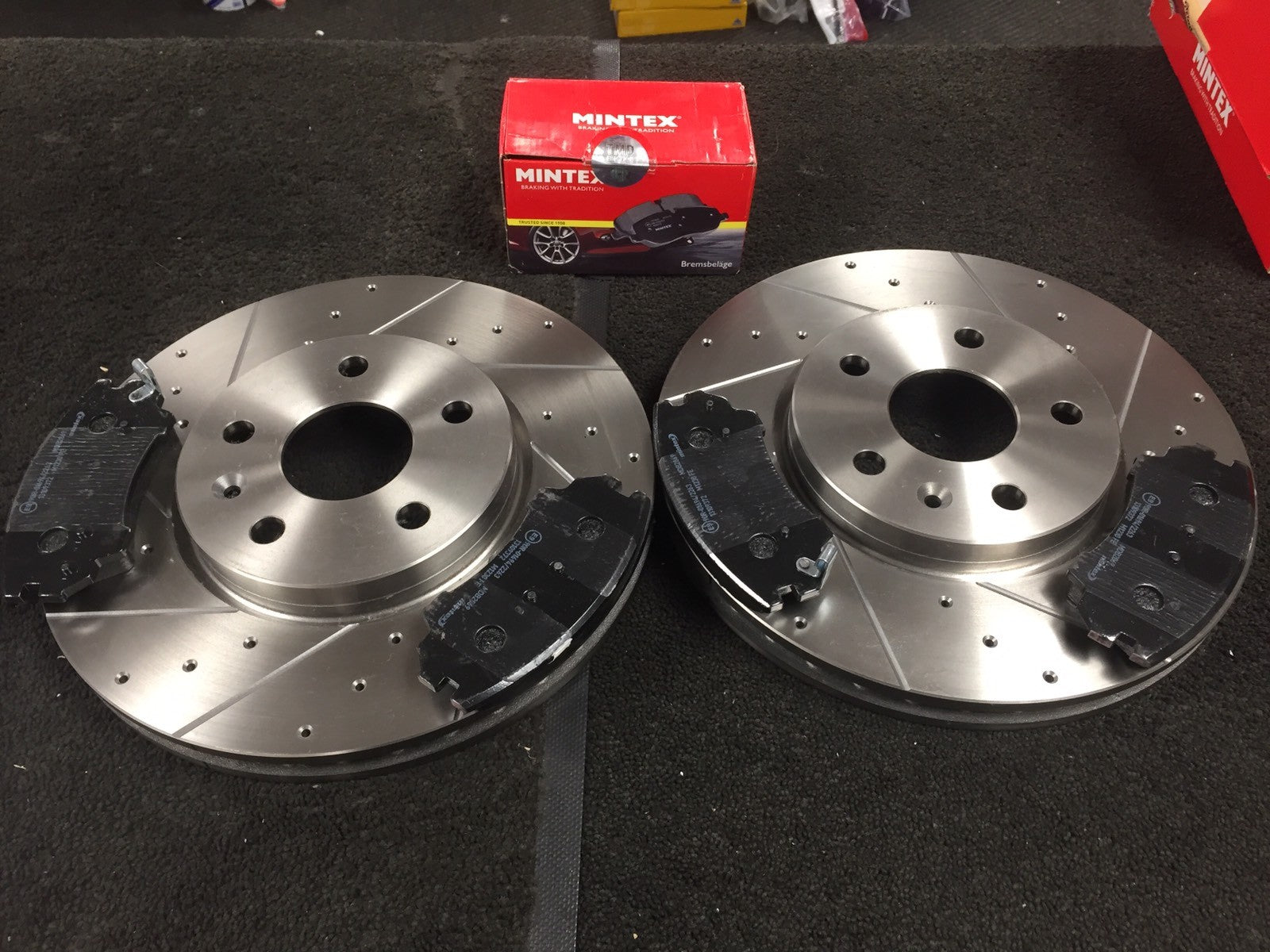 CROSS DRILLED GROOVED BRAKE DISC BRAKE PAD VAUXHALL INSIGNIA SRi CDTI 321 FRONT