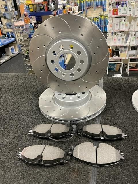 VW TIGUAN MK2 2.0TDI BRAKE DISC FRONT REAR DRILLED GROOVED MINTEX PADS