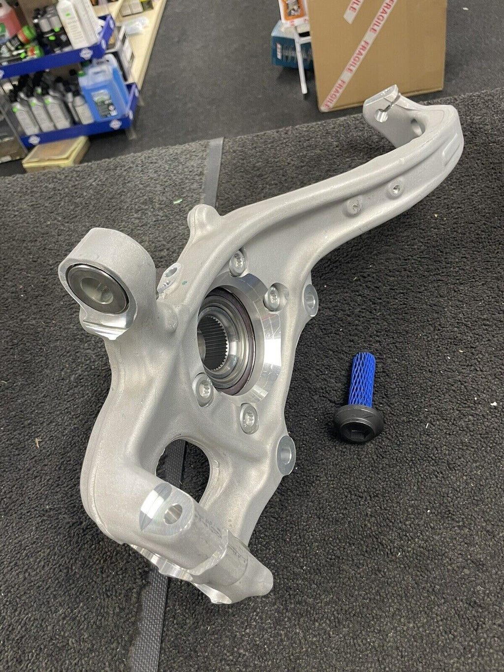 AUDI A4 B8 8K TDI QUATTRO RH  SUSPENSION KNUCKLE HUB ARM WHEEL BEARING CARRIER