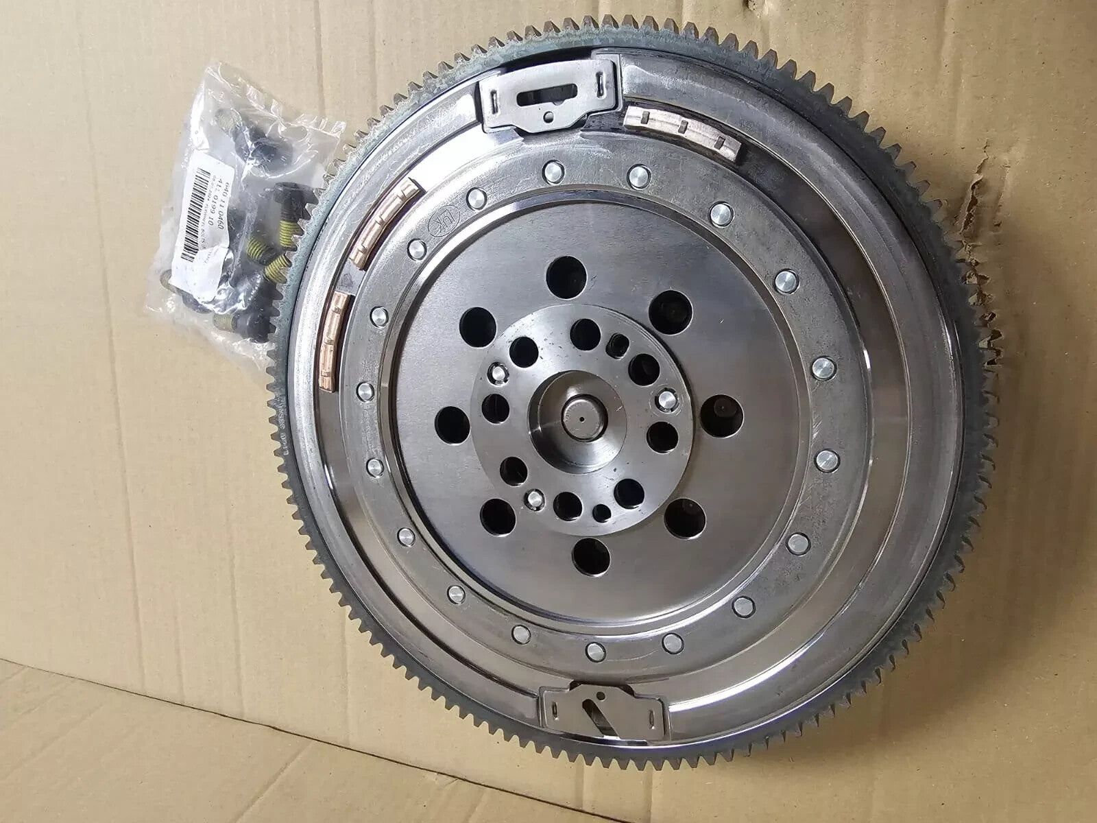 415 0823 10 NEW GENUINE LUK DMF FLYWHEEL + BOLT  BMW 418 F32, F36 1.5 2015-20