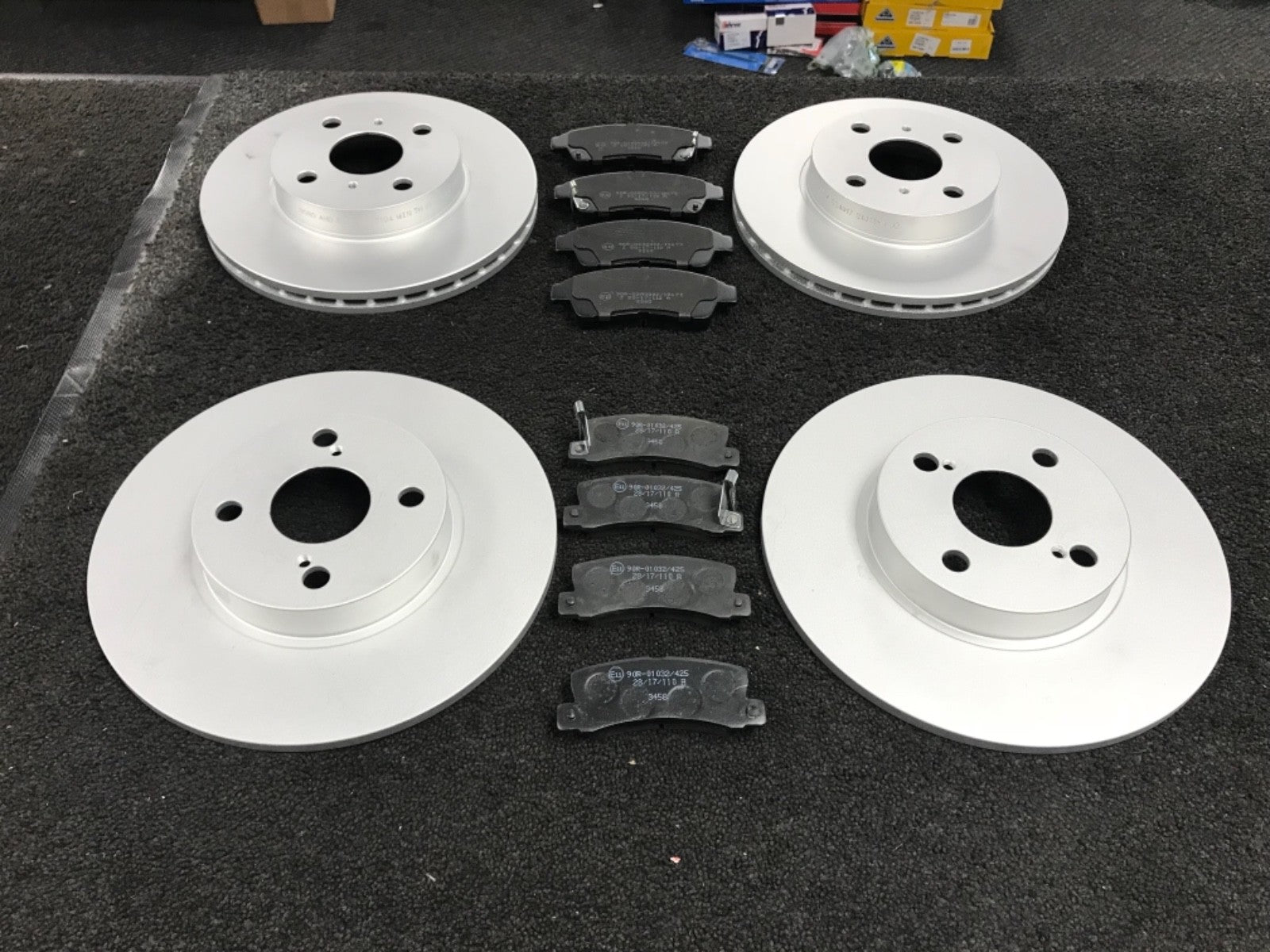 FOR TOYOTA COROLLA 1.6 G6  1999-01 BRAKE DISC BRAKE PADS FRONT REAR