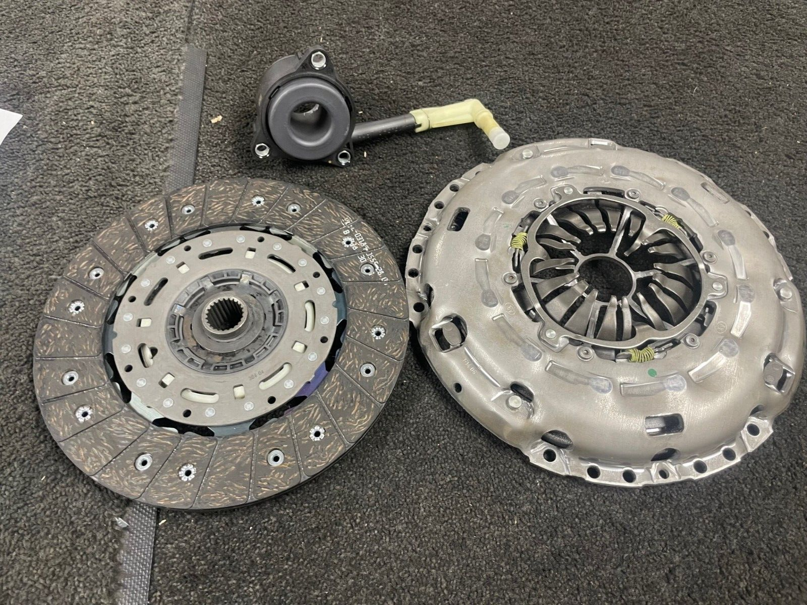 NEW GENUINE 3 PIECE LUK CLUTCH KIT FOR 2.0 TDI A3 Q3 TT CADDY GOLF 624355333