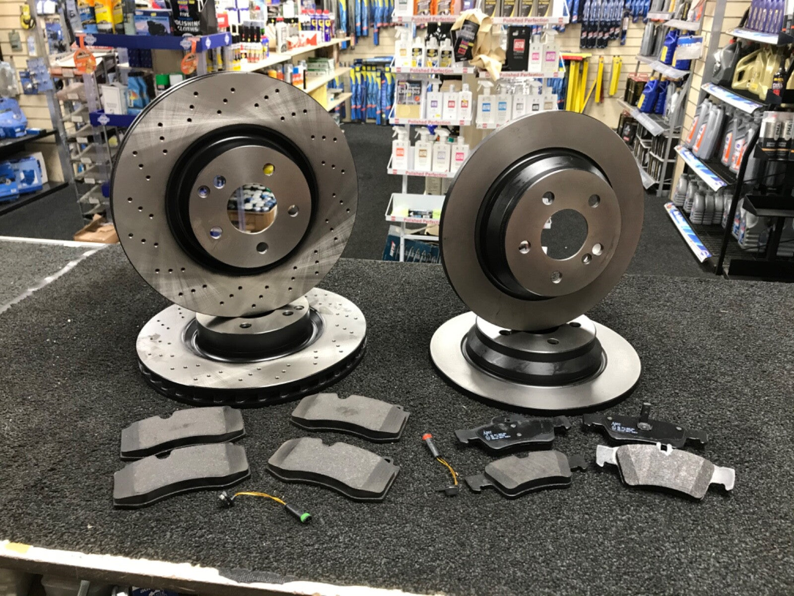 FOR MERCEDES S350 S CLASS W221 CROSS DRILLED BRAKE DISC BRAKE PADS FRONT REAR