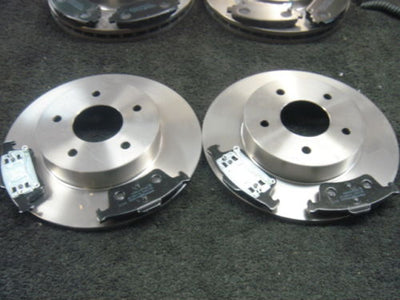 FOR NISSAN PRIMERA HATCH SALOON EST 02-06 REAR BRAKE DISCS &PADS