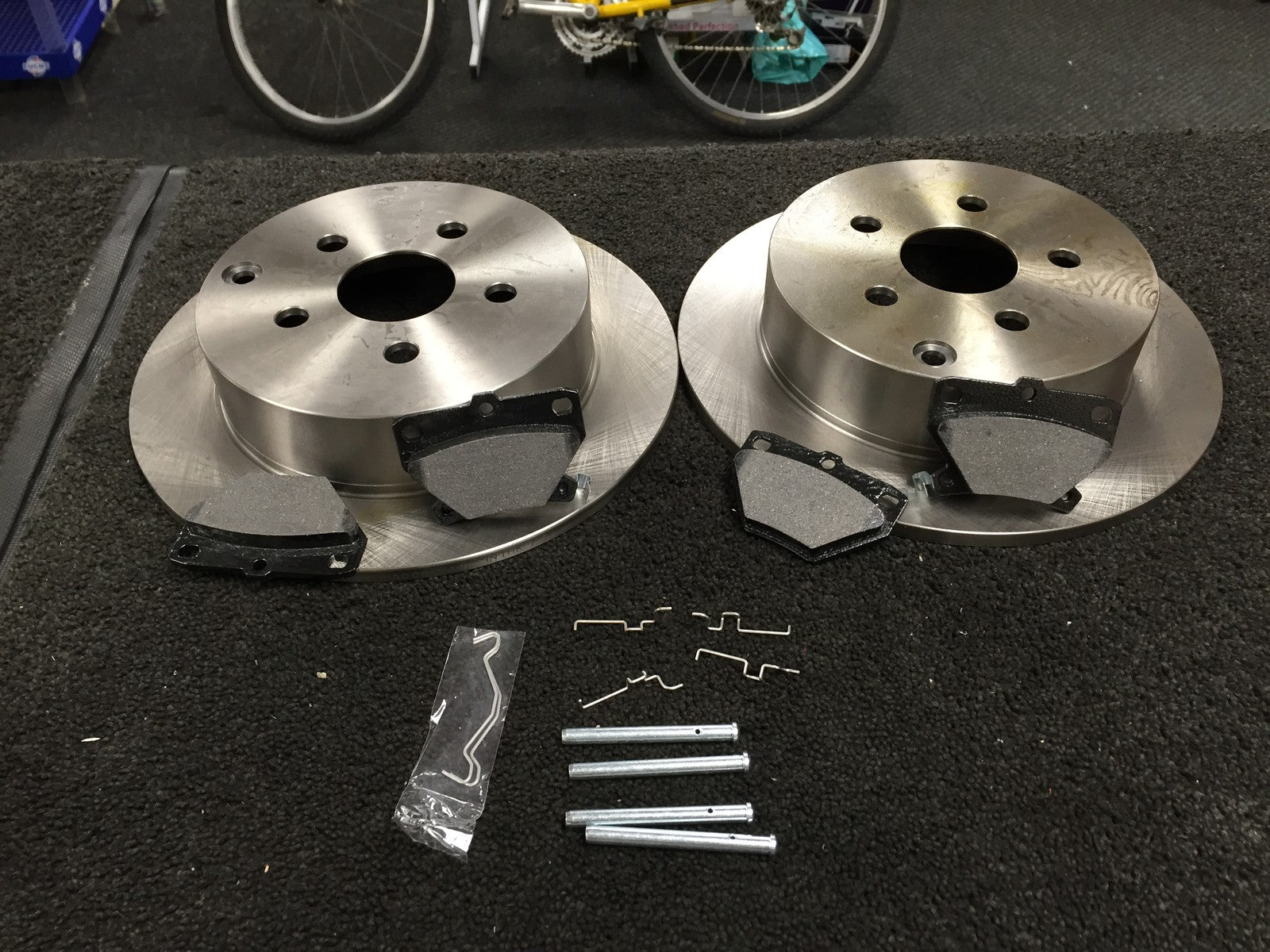 FOR TOYOTA  CELICA VVTI 140BHP 190BHP BRAKE DISC BRAKE PADS FITTING KIT REAR