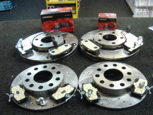 AUDI A4 2.0 1.9TDI 130 B6 CROSS DRILLED GROOVED BRAKE DISC MINTEX PAD FRONT REAR
