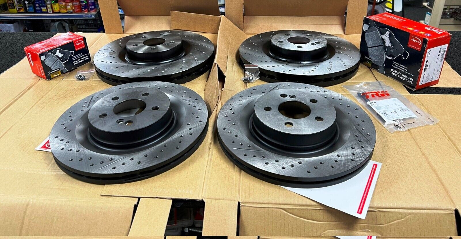 FOR CLS CLS63 AMG (MK1 (C219)) FRONT REAR DRILLED BRAKE DISCS AND PADS