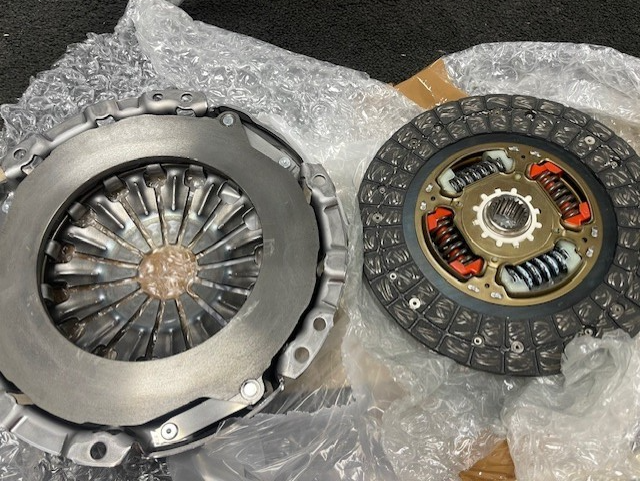 2PCE CLUTCH KIT  TOYOTA AURIS COROLLA YARIS 1.4 D-4D 6 SPEED MANUAL