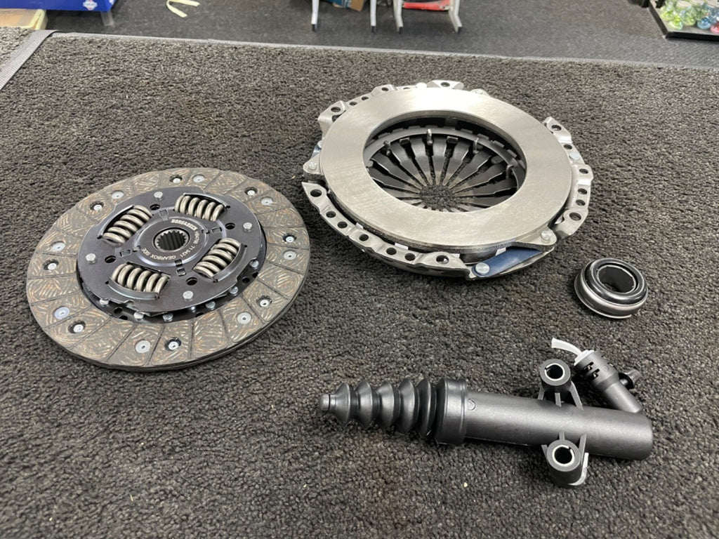 BRAND NEW CLUTCH SLAVE & BEARING   KIT FITS PEUGEOT 208 1.2 VTi / 1.4 HDi 