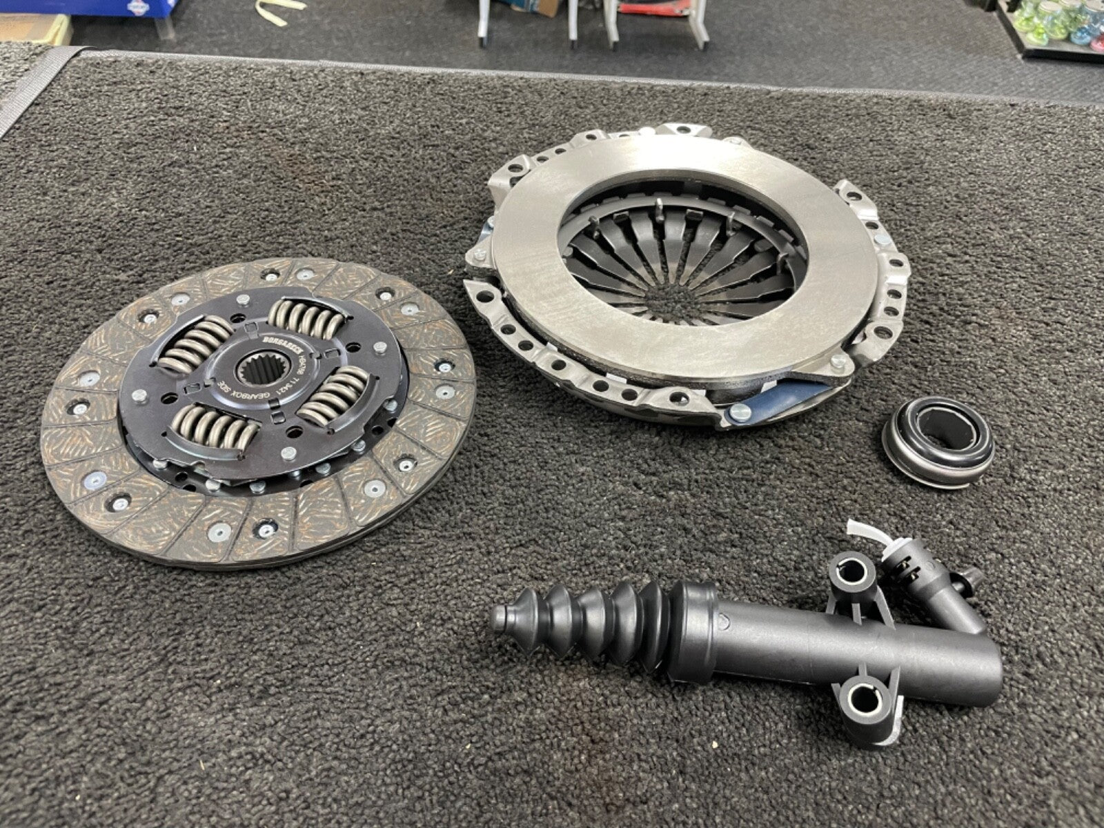 BRAND NEW CLUTCH SLAVE & BEARING   KIT FITS PEUGEOT 208 1.2 VTi / 1.4 HDi 