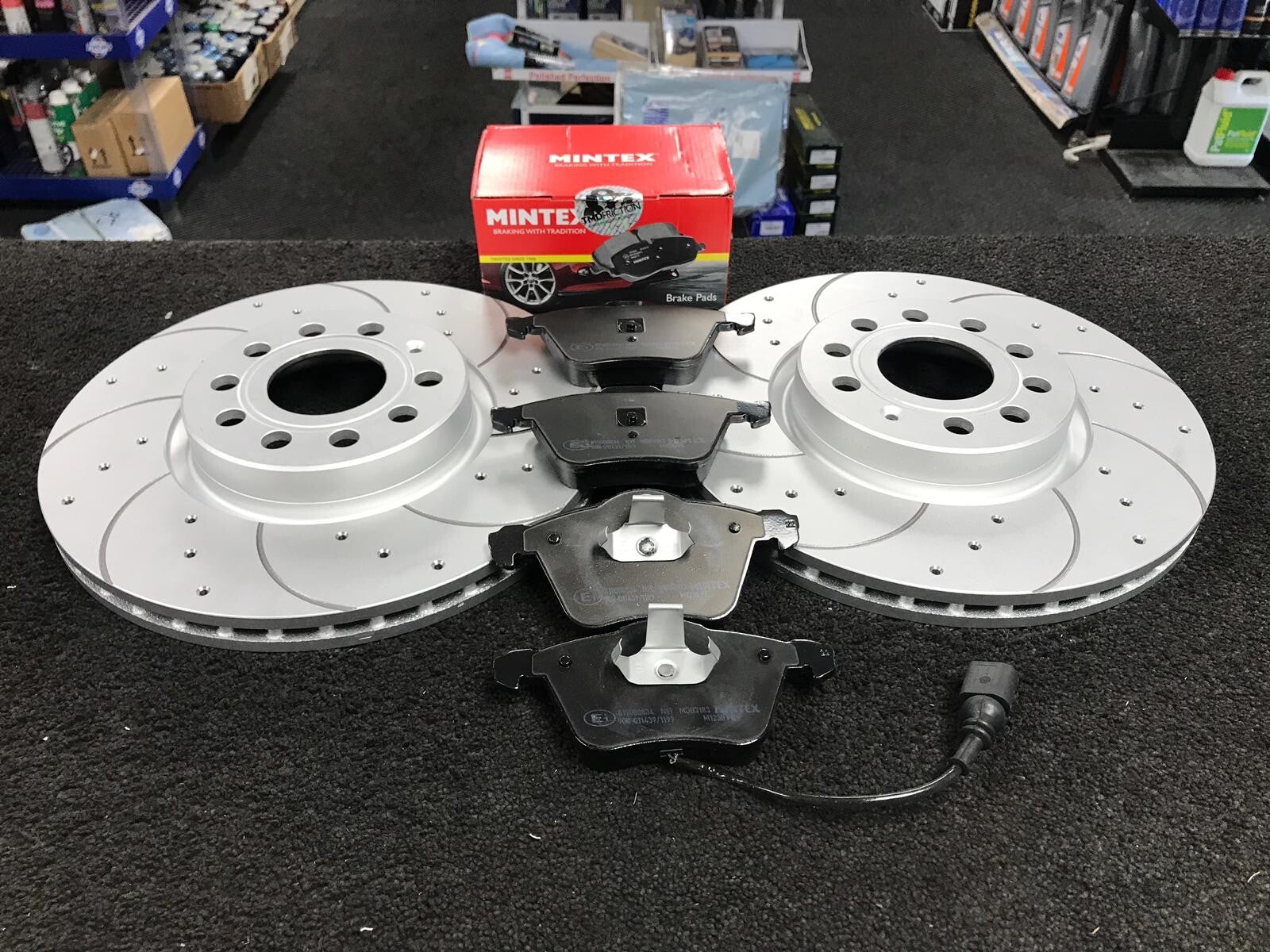 VW GOLF MK6 2.0GTi DSG BRAKE DISC CROSS DRILLED GROOVED BRAKE PAD FRONT  