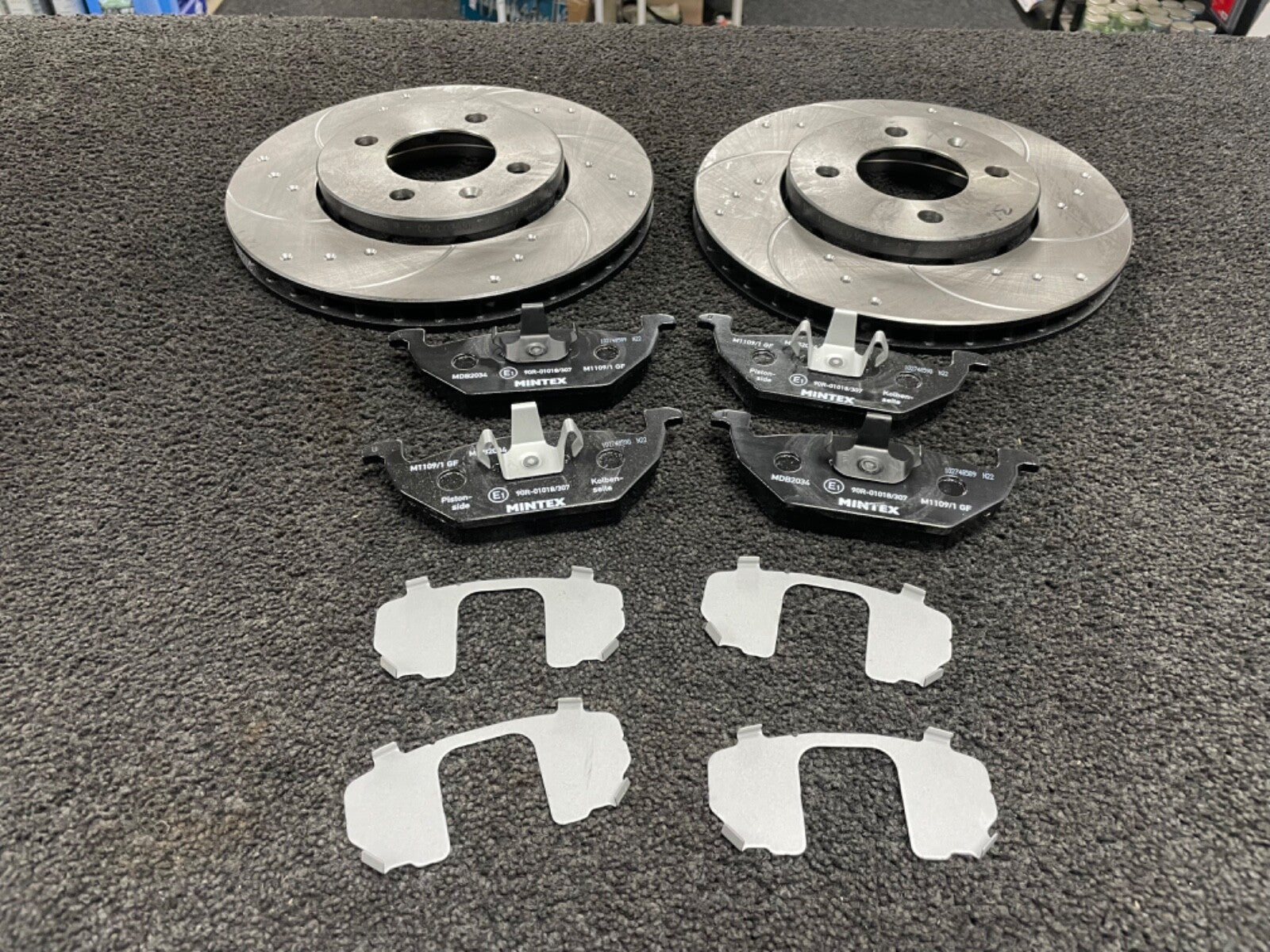 FOR VW UP SKODA CITIGO 1.0 FRONT CROSS DRILLED GROOVED BRAKE DISCS & BRAKE PADS