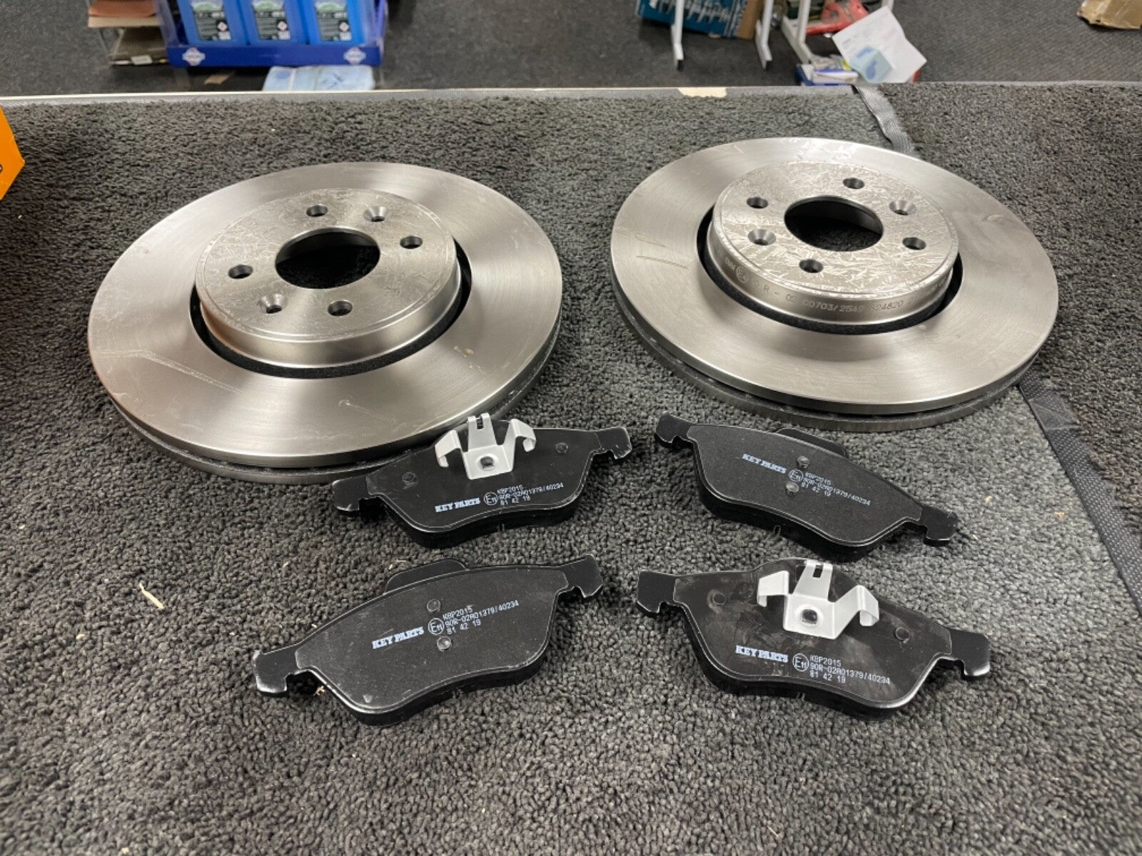 FRONT BRAKE DISCS BRAKE PADS for RENAULT MEGANE CC 1.6 2005-2009