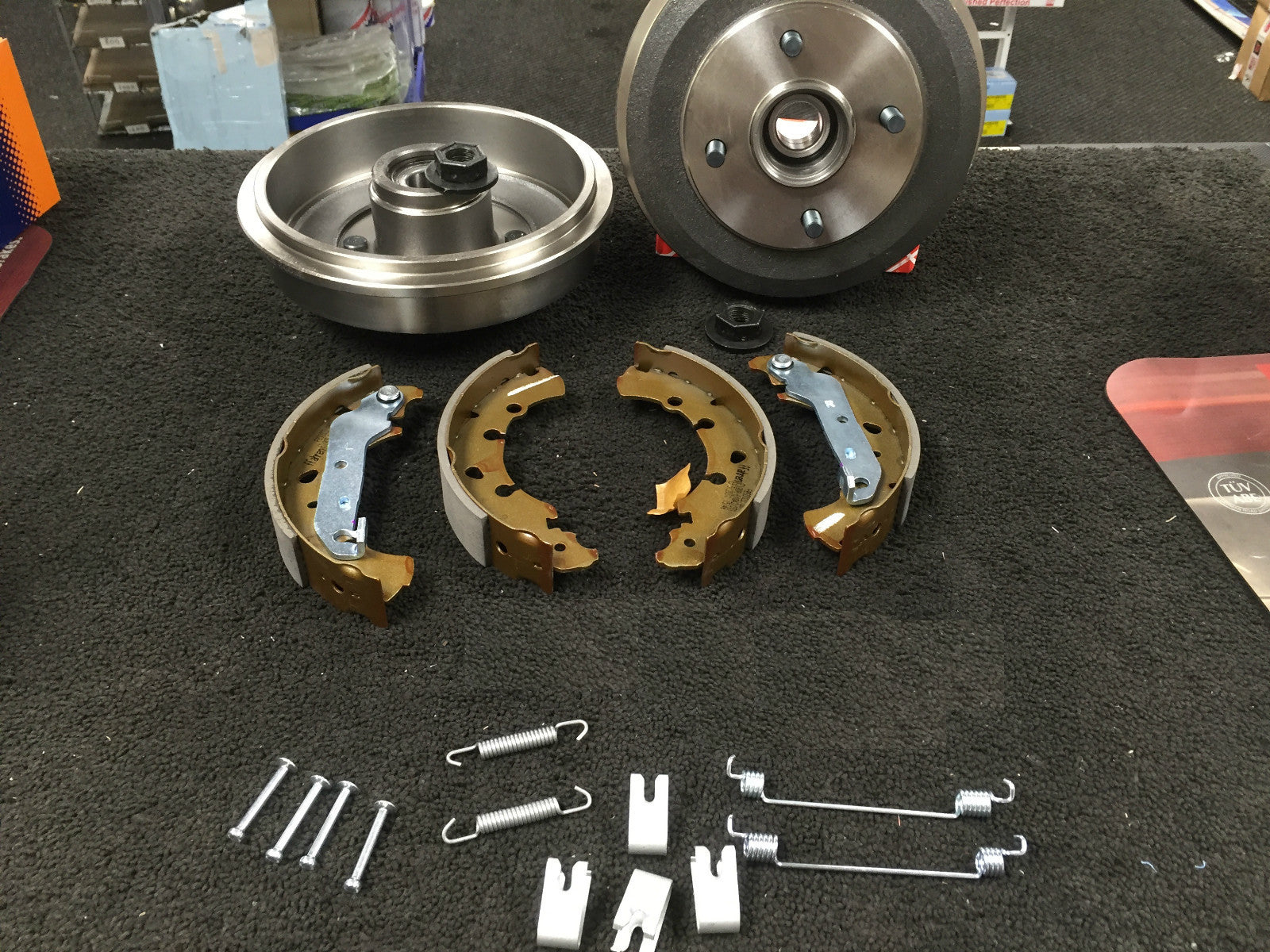 FORD FOCUS REAR BRAKE DRUM WHEEL BEARING FITTED BRAKE SHOE FITTING KIT HOSES