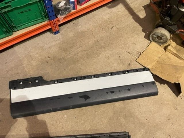 RANGE ROVER VOGUE L405 NS LH FRONT DOOR LOWER MOULDING TRIM FUJI WHITE