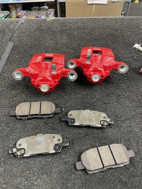 2 X NEW REAR BRAKE CALIPERS + BRAKE PADS FOR NISSAN JUKE CUBE QASHQAI PULSAR