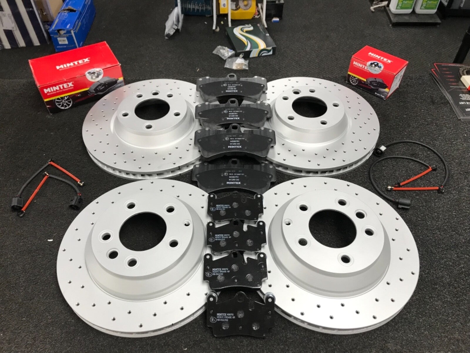 FOR CAYENNE 3.0D V6 TIPTRONIC BRAKE DISCS CROSS DRILLED + BRAKE PADS FRONT REAR