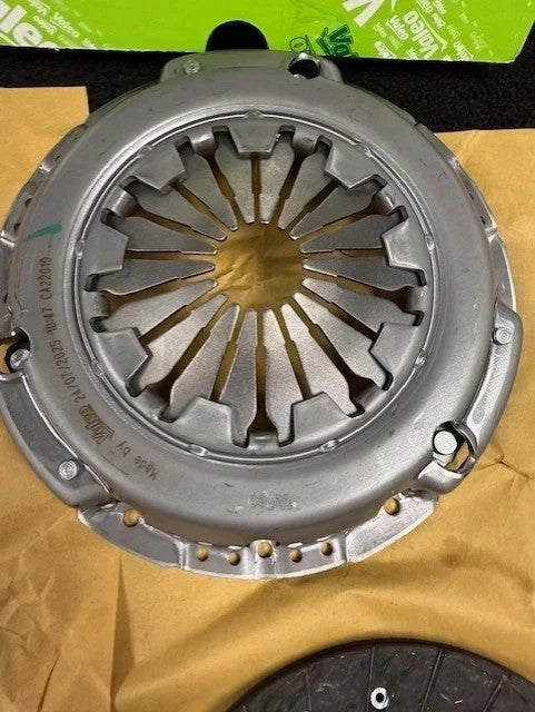 GENUINE VALEO CLUTCH KIT BRAND NEW  3 PCE GRANDE PUNTO 1.4 2006-2011