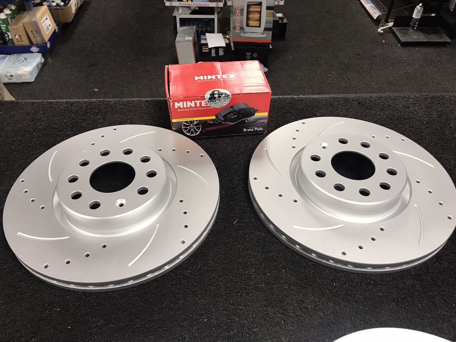 AUDI A3 Q3 GOLF OCTAVIA SUPERB BRAKE DISC DRILLED GROOVED FRONT BRAKE PADS 