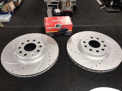 AUDI A3 Q3 GOLF OCTAVIA SUPERB BRAKE DISC DRILLED GROOVED FRONT BRAKE PADS 