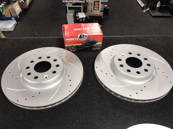 AUDI A3 Q3 GOLF OCTAVIA SUPERB BRAKE DISC DRILLED GROOVED FRONT BRAKE PADS 