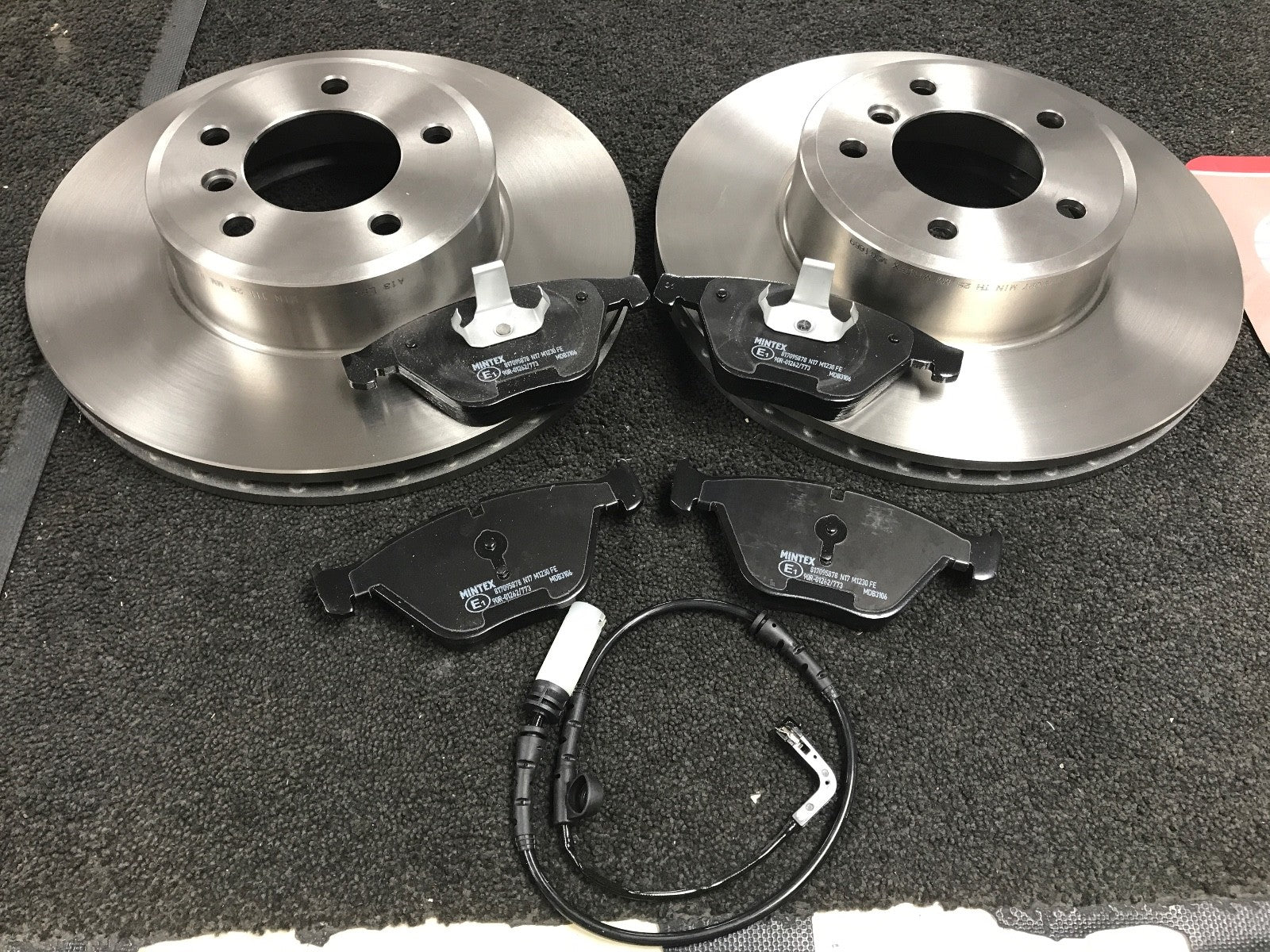 BMW 525D 530D 520I E61 E60 2 FRONT VENTED BRAKE DISCS PADS WITH SENSORS 324MM