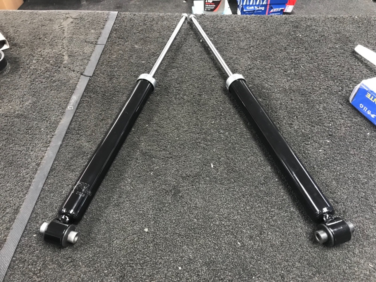 2 REAR SHOCK ABSORBERS - PEUGEOT 307,308 CC / CITROEN C4 free delivery