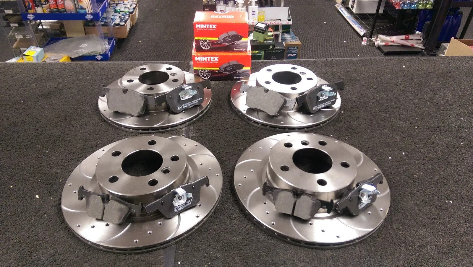 BMW 330D MSPORT F30 F31 DRILLED GROOVED BRAKE DISC MINTEX BRAKE PAD