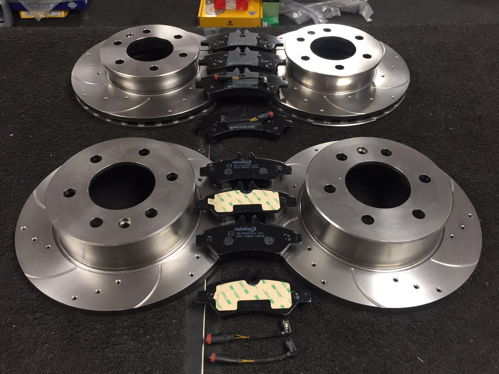 VW CRAFTER 2.0TDi  2.5TDi CROSS DRILLED GROOVED BRAKE DISC FRONT REAR BRAKE PADS
