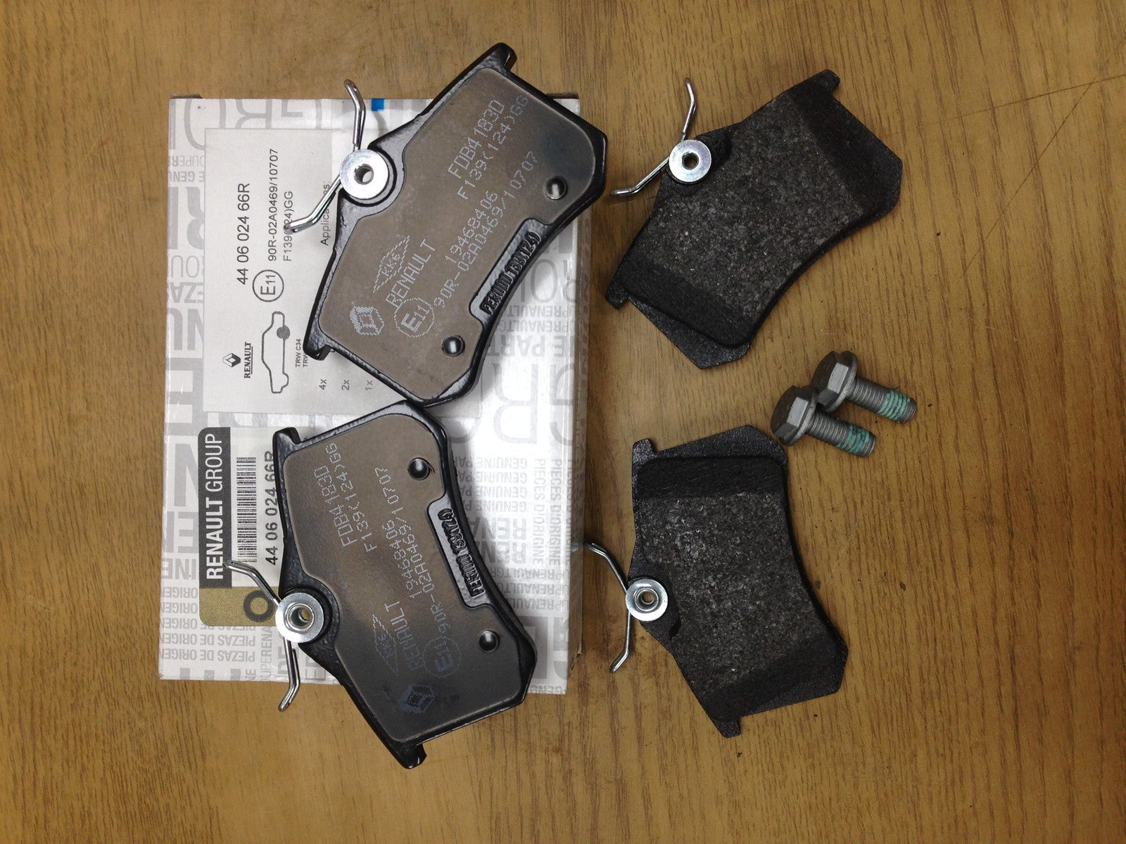 RENAULT MEGANE 225 230BHP CLIO 197 REAR BRAKE PADS GENUINE RENAULT 440602466R