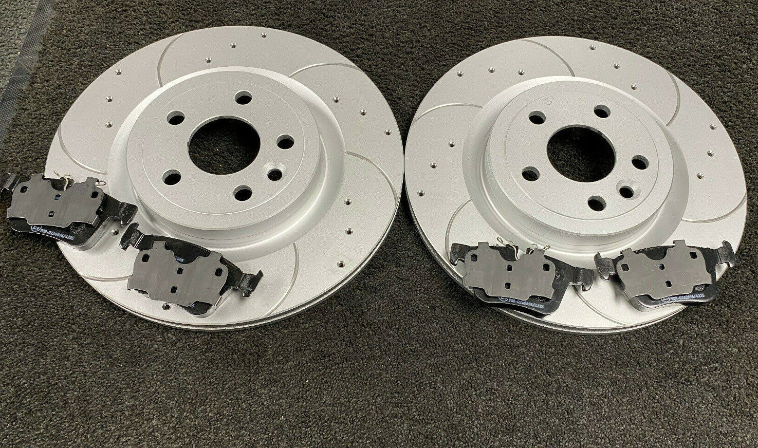 FOR RANGE ROVER VELAR 2.0TD FRONT REAR CROSS DRILLED GROOVED BRAKE DISCS PADS 