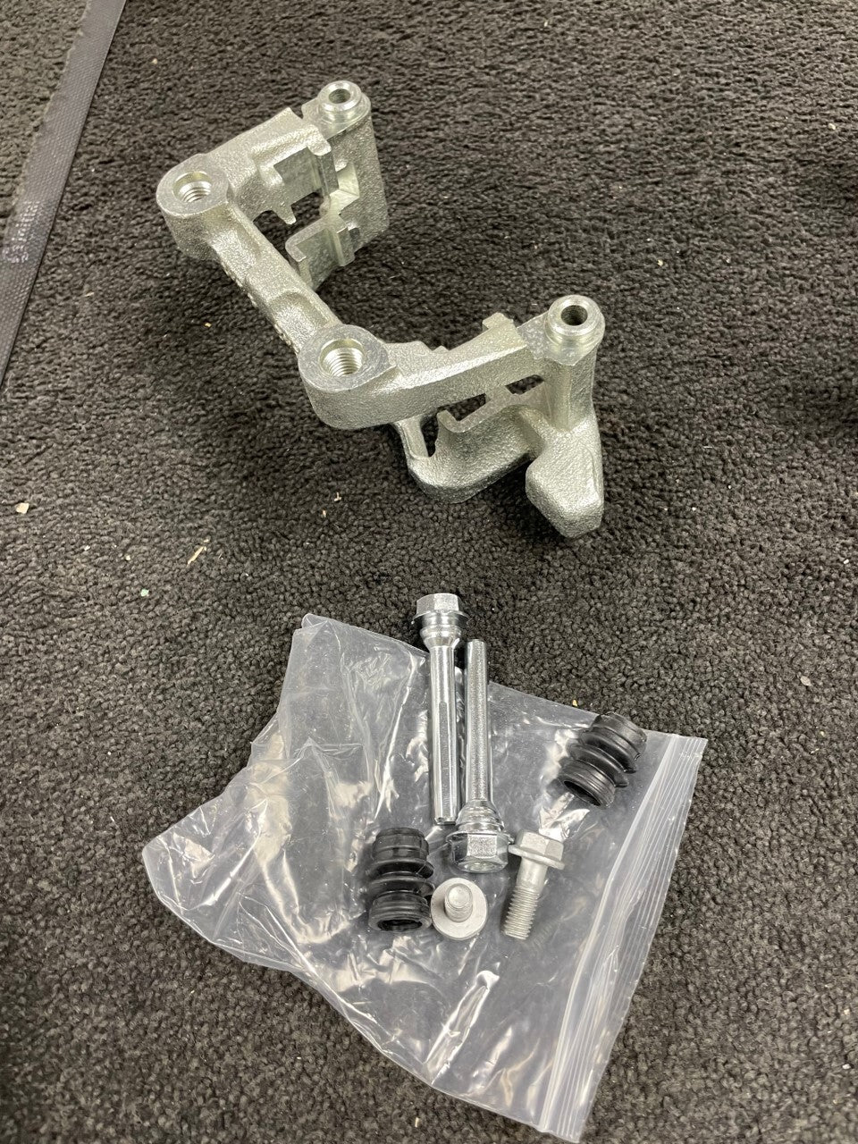1x NEW REAR CALIPER BRACKET LH NS A3 GOLF MK5 MK6 TOURAN CADDY SUPERB LEON ALTEA