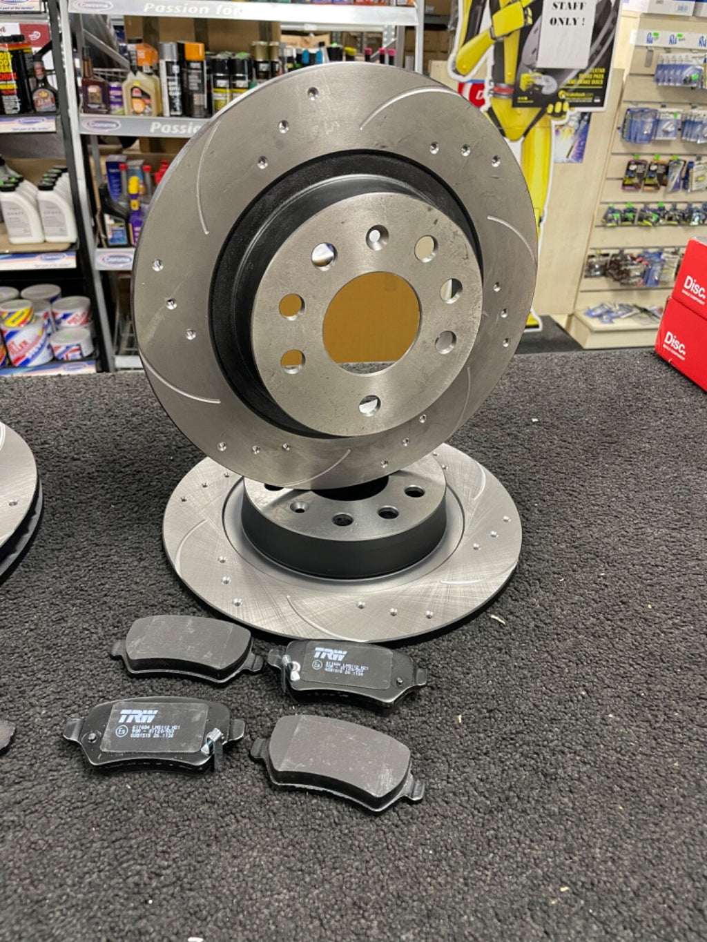VAUXHALL ZAFIRA 2.0T VXR BRAKE DISCS CROSS DRILLED GROOVED PADS FRONT REAR TRW