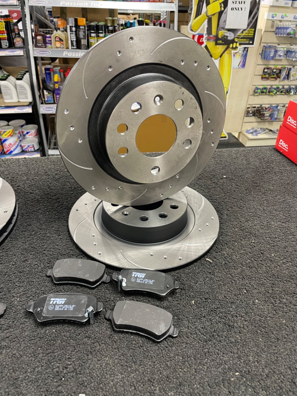 VAUXHALL ZAFIRA 2.0T VXR BRAKE DISCS CROSS DRILLED GROOVED PADS FRONT REAR TRW