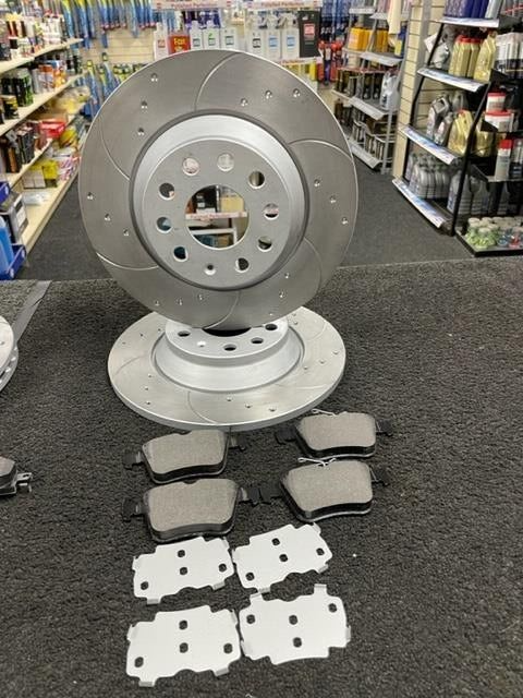 VW TIGUAN MK2 2.0TDI BRAKE DISC FRONT REAR DRILLED GROOVED MINTEX PADS