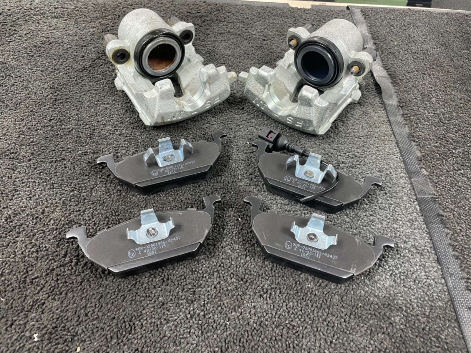 2 FRONT BRAKE CALIPER SLIDE PINS LH RH BRAKE PAD CITIGO FABIA OCTAVIA ROOMSTER