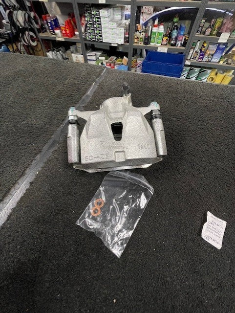FOR LEXUS IS300h IS350 IS200D OS RH  FRONT BRAKE CALIPER BRACKET CARRIER SLIDERS
