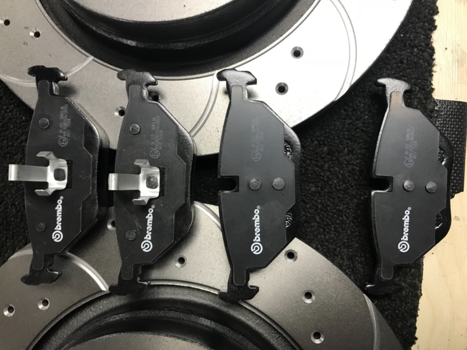 FOR BMW 325Ci SPORT BRAKE DISCS CROSS DRILLED BRAKE HANDBRAKE SHOE FITTING KIT