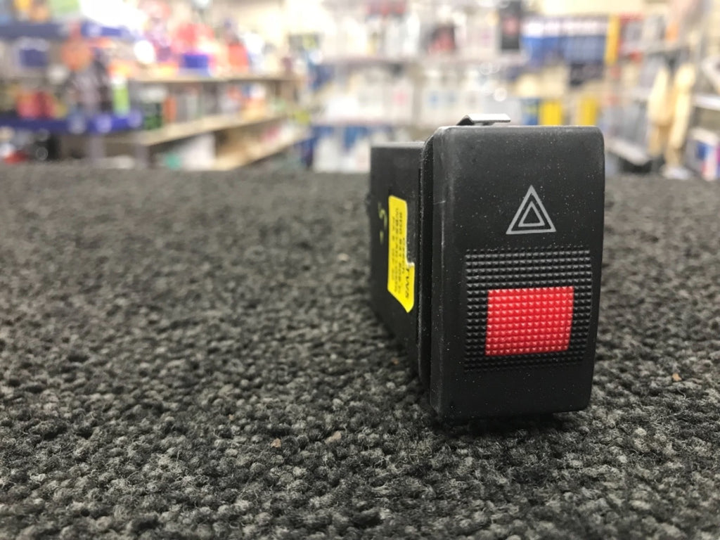 AUDI A4  HAZARD WARNING LIGHT SWITCH  8DO941509C
