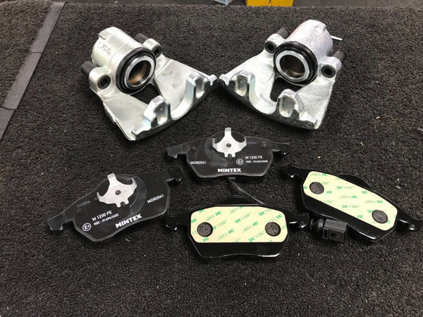 FOR AUDI TT 1.8i QUATTRO 8N 1999-2005 2 FRONT BRAKE CALIPERS LH RH BRAKE PADS 