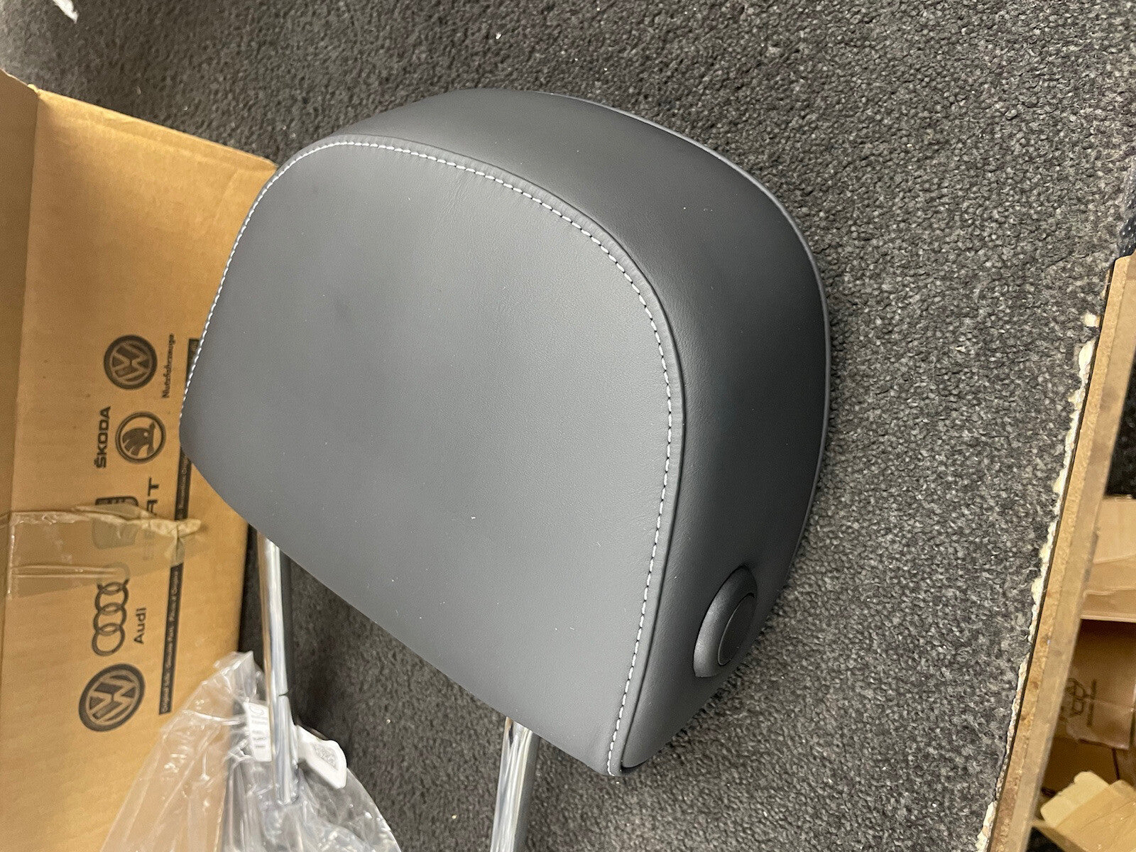 AUDI Q5 2017ON DRIVER SEAT FRONT HEADREST SOUL BLACK CLIFF GREY 80A881904AAEWL 