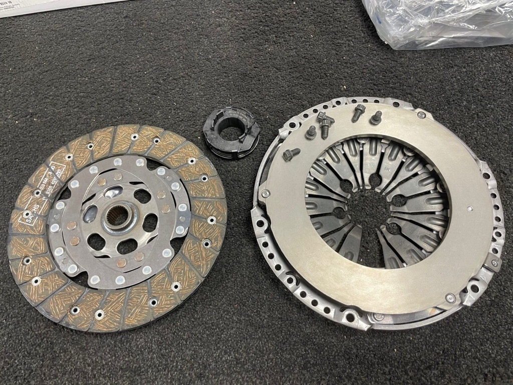 EOS 2.0FSi GOLF MK6 1.6TDI GOLF MK5 1.9TDI  2.0FSI CLUTCH KIT NEW SACHS